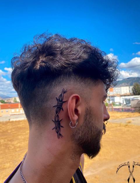 Lovely-Barbed-Wire-Behind-the-Ear-Tattoo
