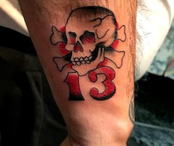 Beautiful-Old-School-Lucky-13-Skull-Tattoo 
