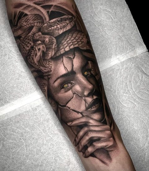 Stunning-Vengeful-Looking-Medusa-Tattoo 