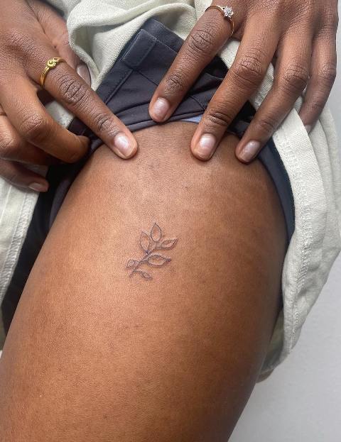 Gorgeous-Minimalist-Leaf-Tattoo-on-Upper-Leg 