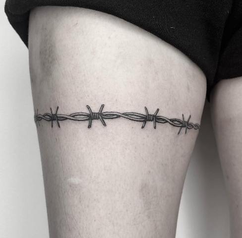 Stunning-Barbed-Wire-Tattoo-on-Thigh
