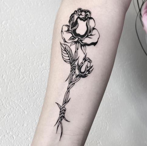 Amazing-Rose-&-Barbed-Wire-Tattoo
