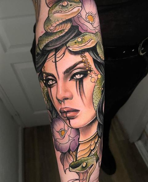 Lovely-Bright-Medusa-Tattoo 