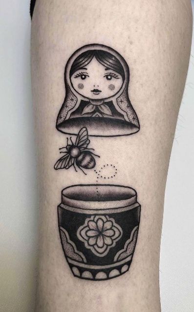 Wonderful-Matryoshka-Tattoo-with-a-Bee
