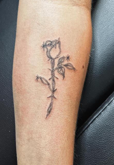 Lovely-Barbed-Wire-Rose-Tattoo
