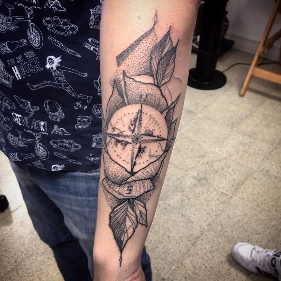 Magnificient-Compass-In-Rose-Tattoo 